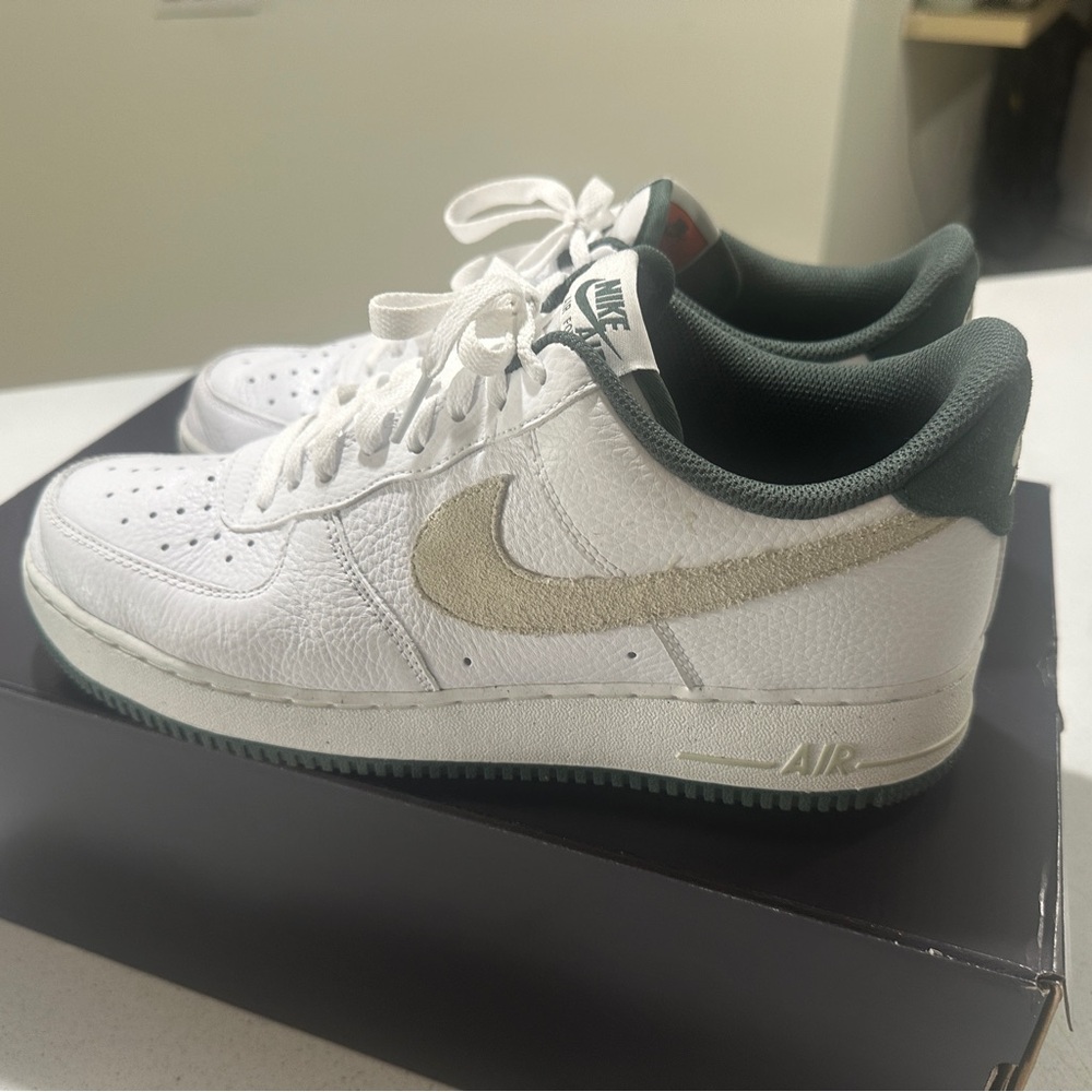 Nike White and Green Sneakers